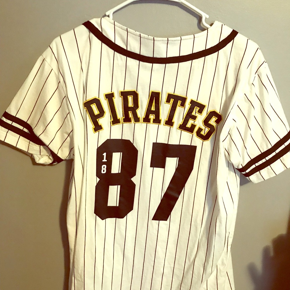 Victoria’s pink pirates jersey
